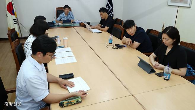 지난 6일 서울 중구 정동 경향신문사 회의실에서 경향신문 독자위원들이 ‘2025년 8월 정기회의’를 열고 있다. 정효진 기자