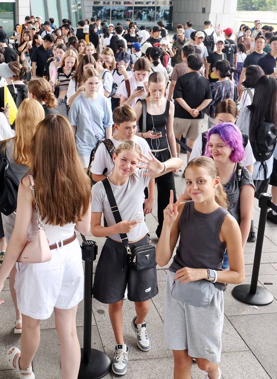 Visitors enter the National Museum of Korea [NEWS1]