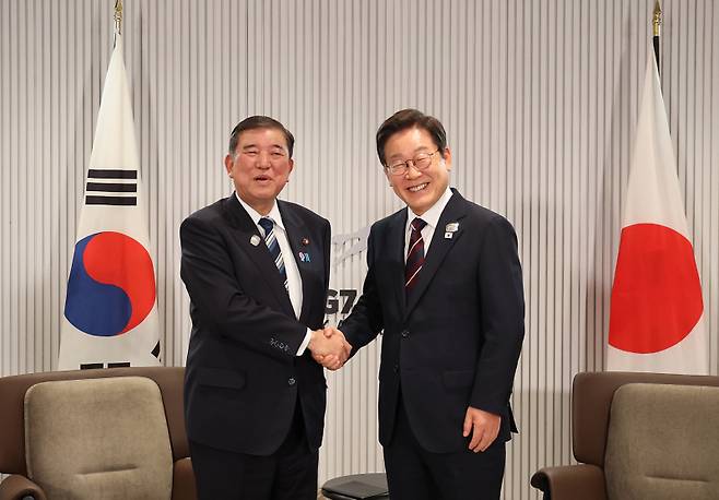 이재명 대통령과 이시바 시게루 일본 총리가 6월17일(현지시간) 캐나다 앨버타주 캐내내스키스 주요 7개국(G7) 정상회의장에서 열린 한일 정상회담에서 악수하고 있다. 연합뉴스