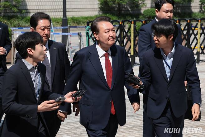 윤석열 전 대통령이 지난 5월 서울 서초구 서울중앙지방법원에서 열린 내란 우두머리 혐의ㆍ직권남용 권리행사 방해 혐의 사건 5차 공판에 출석하는 모습. 쿠키뉴스 자료사진