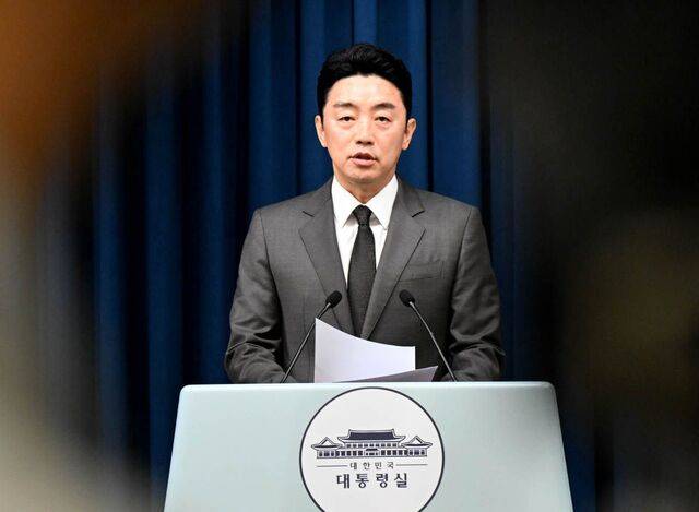 강훈식 대통령 비서실장이 13일 서울 용산 대통령실 브리핑룸에서 교육부·여성가족부 장관 후보자 등 6명의 장관급 인선 결과를 발표하고 있다. 김지훈 기자