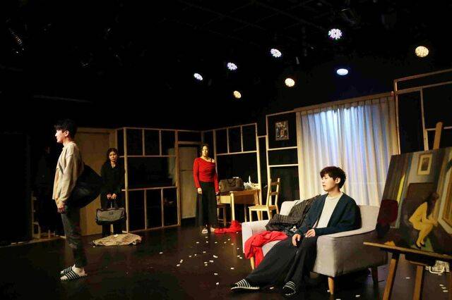 서울 종로구 지구인아트홀에 오른 연극 ‘조립식 가족’에서 비슷한 아픔을 가진 30대 중반의 자립준비청년들이 의견 충돌로 갈등하는 모습. 창크리에이티브 제공