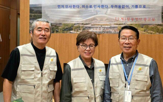 인천공항 문화봉사단이 제2여객터미널 종교실에서 미소운동을 소개하고 있는 모습. 왼쪽부터 이 선교사, 고혜순 사모, 조경열 목사.