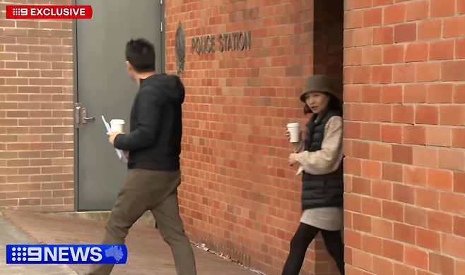음주운전 교통사고를 낸 양란란이 지난달 26일 호주 시드니의 한 경찰서에서 보석으로 풀려나고 있다. 9뉴스 캡처