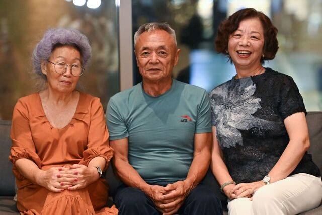 독립운동가 계봉우 선생의 손녀 계 다찌야나씨와 허위 선생의 손자 허 블라디슬라브씨, 이동화 선생의 외손녀 주용용씨(왼쪽부터)가 지난 13일 경기도 수원의 한 호텔에서 포즈를 취하고 있다. 이들은 “할아버지가 목숨 바쳐 찾으려 했던 대한민국에 자부심을 느낀다”고 강조했다. 수원=윤웅 기자