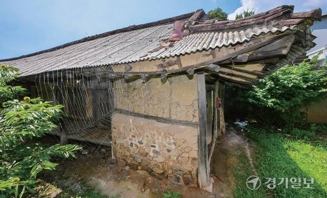 경기도가 광복 80주년을 맞아 선정한 80인의 독립운동가 생가 중 일부가 제대로 관리되지 않은 채 허물어져 가고 있다. 사진은 거미줄이 드리운 차병혁 선생의 생가. 김시범·윤원규기자