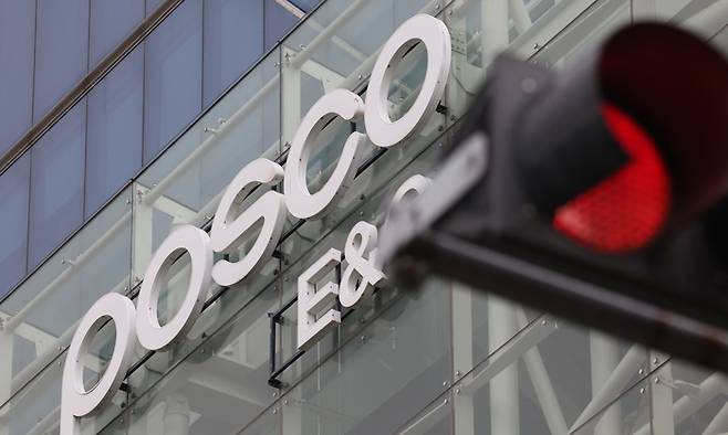 지난 6일 인천 연수구 송도국제도시에 위치한 포스코이앤씨 송도사옥 앞 신호등에 빨간불이 켜져 있다. 이재명 대통령은 이날 포스코이앤씨 공사 현장에서 잇따라 인명사고가 발생한 것에 대해 건설면허 취소·공공입찰 금지 방안을 검토하라고 지시했다. [사진 = 뉴스1]