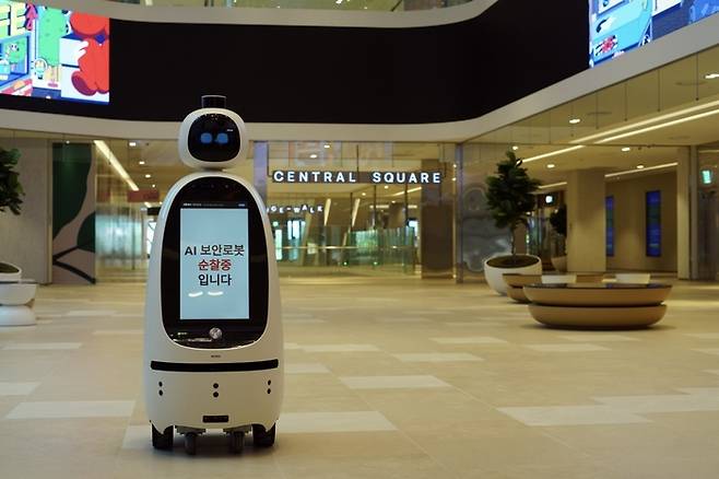 이스트폴에서 운영중인 순찰로봇. KT에스테이트