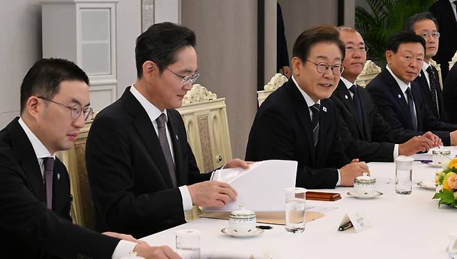 이재명 대통령이 13일 서울 용산 대통령실청사에서 열린 6경제단체와 기업인 간담회에서 발언하고 있다. (왼쪽부터)구광모 LG그룹 회장, 이재용 삼성전자 회장, 이 대통령, 정의선 현대자동차그룹 회장, 신동빈 롯데그룹 회장. 김호영기자