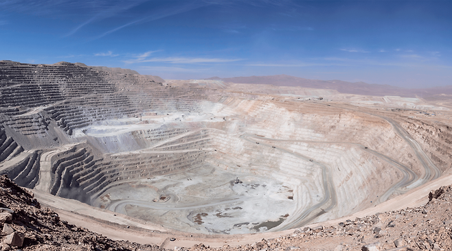 미쓰비시상사가 지분을 가진 세계 최대 규모의 노천 구리 광산인 칠레 에스콘디다 구리광산 모습. [미쓰비시상사]