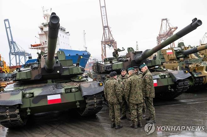 2022년 12월 K2 전차와 K9 자주포 도착 당시 폴란드 군인들. AFP 연합뉴스