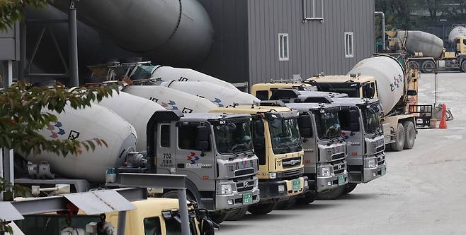 수도권의 한 레미콘 공장에 믹서트럭들이 줄지어 서 있다.  매경DB