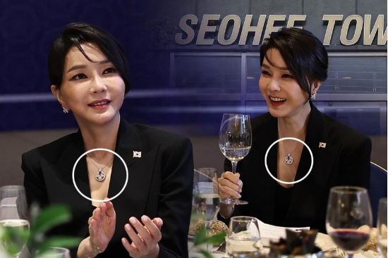 김건희 여사가 지난 2022년 6월 스페인 순방길에 착용한 ‘반클리프 앤 아펠’ 목걸이. (사진=연합뉴스)