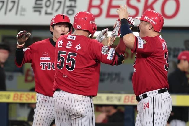 한준수가 13일 대구 삼성전에서 만루포를 친 뒤 기뻐하고 있다. 사진=KIA 제공