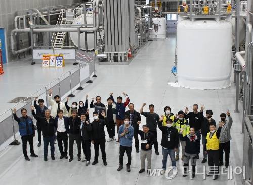 SCL3 4.5 K 냉각 완료를 기념하며 환호하는 IBS 중이온가속기 '라온' 연구팀 /사진=IRIS(IBS 중이온가속기연구소)