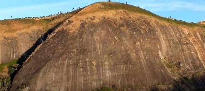브라질에서 절벽 근처에 주차한 차량 안에서 성관계하던 남녀가 절벽 아래로 추락해 숨지는 사고가 발생했다./사진=뉴스플래시