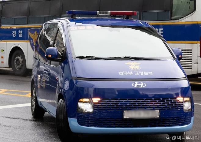 윤석열 전 대통령 부인 김건희 여사가 탑승한 호송 차량이 14일 오전 본인을 수사하는 민중기 특별검사 사무실이 마련된 서울 종로구 KT광화문 West빌딩으로 조사를 받기 위해 들어서고 있다. /사진=뉴시스