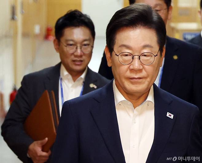 [서울=뉴시스] 고범준 기자 = 이재명 대통령이 14일 서울 용산 대통령실 청사에서 열린 제7차 수석보좌관회의에 입장하고 있다. (대통령실통신사진기자단) 2025.08.14. bjko@newsis.com /사진=