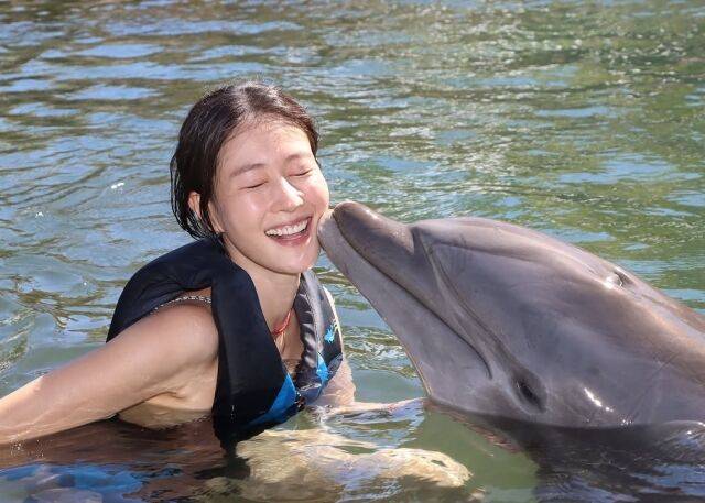 모델 겸 방송인 이현이가 돌고래와 뽀뽀하는 모습. 사진값으로 195달러를 지불했다고 한다. /이현이 소셜미디어