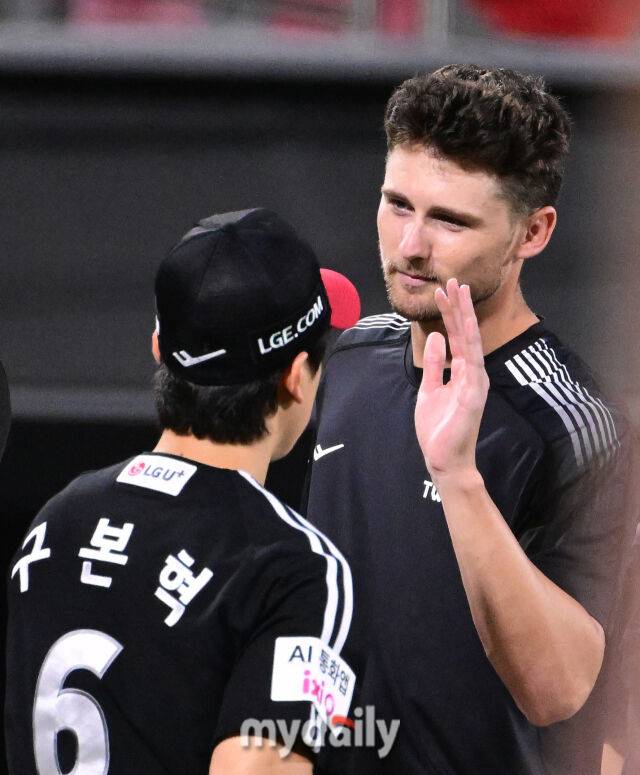 2025년 8월 12일 오후 경기도 수원KT위즈파크에서 열린 '2025 신한 SOL뱅크 KBO 리그' LG 트윈스와 KT 위즈의 경기LG 톨허스트가 11-2로 승리한 뒤 구본혁과 하이파이브를 하고 있다./마이데일리