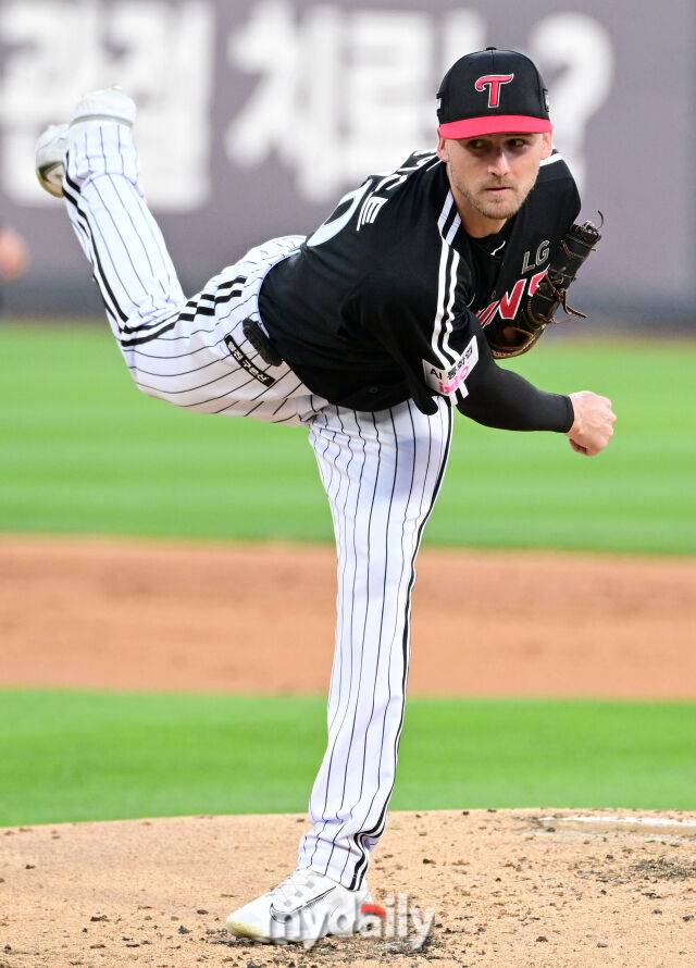 2025년 8월 12일 오후 경기도 수원KT위즈파크에서 열린 '2025 신한 SOL뱅크 KBO 리그' LG 트윈스와 KT 위즈의 경기LG 선발투수 톨허스트가 역투하고 있다./마이데일리