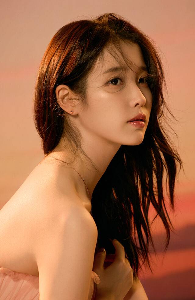 가수 겸 배우 아이유 행복의 조각 '모자이크' 컬렉션 / 제이에스티나