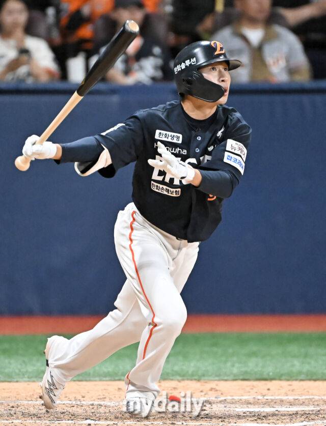 9일 오후 서울 고척동 고척스카이돔에서 진행된 '2025 프로야구 KBO리그' 키움히어로즈와 한화 이글스의 경기. 한화 이상혁이 9회초 2사 3루서 1타점 적시타를 터뜨리고 있다./마이데일리