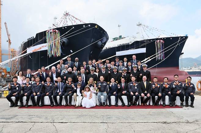 김정관 산업통상자원부 장관이 14일 경남 거제 한화오션 거제사업장에서 진행된 2척의 LNG 운반선 명명식에서 참석자들과 기념촬영을 하고 있다.  [산업통상자원부 제공]