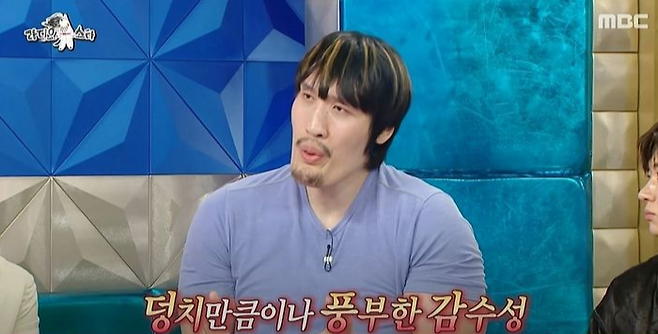 이종격투기선수 최홍만이 지난 13일 방송한 MBC TV 예능 프로그램 ‘라디오스타’에서 취향에 대해 소개했다. [MBC ‘라디오스타’ 캡처]