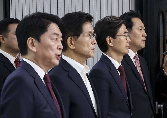 국민의힘 안철수(왼쪽부터), 김문수, 조경태, 장동혁 당대표 후보들이 14일 오후 서울 여의도 국민의힘 중앙당사에서 열린 제6차 전당대회 수도권·강원·제주 합동연설회에서 국민의례를 하고 있다. 2025.8.14 [국회사진기자단]