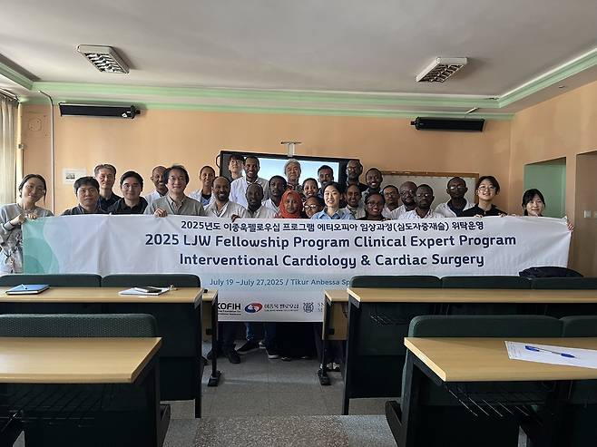 첫 번째 단기방문교육을 마친 뒤, 서울대학교 이종욱글로벌의학센터 팀과 에티오피아 현지 의료진이 함께한 단체사진.