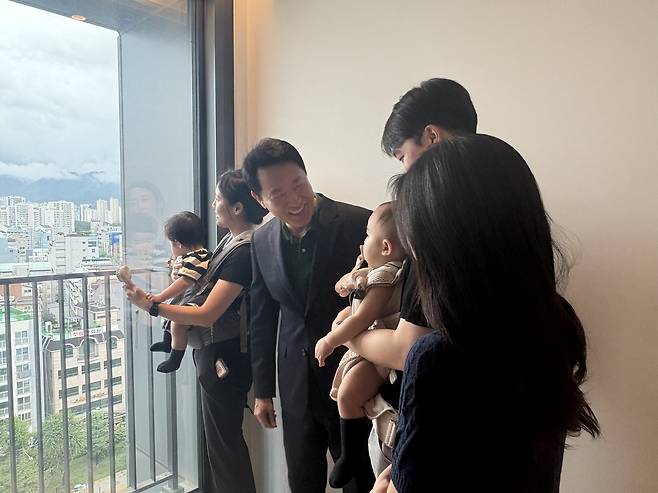 오세훈 서울시장이 13일 송파구 문정동 ‘르피에드’ 오피스텔 미리내집 현장을 신혼부부와 둘러보고 있는 모습. 정주원 기자