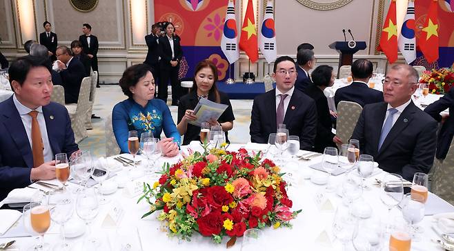 11일 청와대 영빈관에서 열린 한·베트남 공식 만찬에 기업인들이 참석해 있다.  왼쪽부터 최태원 SK그룹 회장 겸 대한상공회의소 회장, 팜 티 타잉 짜 내무부장관, 통역, 구광모 LG그룹 회장, 정의선 현대차그룹 회장. [연합]