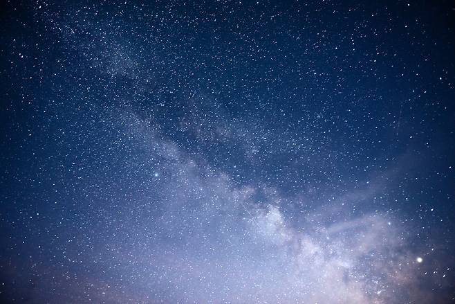 하늘과 바람과 별이 함께 있는 장면. [123RF]