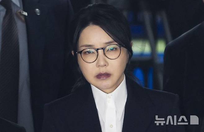 [서울=뉴시스] 사진공동취재단 = 자본시장과 금융투자업에 관한 법률 위반, 정치자금법 위반, 특정범죄 가중처벌 등에 관한 법률 위반(알선수재) 등의 혐의를 받는 윤석열 전 대통령 부인 김건희 씨가 12일 오후 서울 서초구 서울중앙지법에서 열린 구속 전 피의자 심문(영장실질심사)를 마친 뒤 법원을 나서고 있다. 2025.08.12. photo@newsis.com