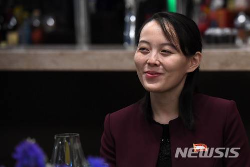 【강릉=뉴시스】사진공동취재단 = 평창동계올림픽을 계기로 방남한 김정은 북한 노동당 위원장의 동생 김여정 노동당 중앙위 제1부부장이 10일 오후 강원 강릉시 스카이베이 경포호텔에서 열린 통일부 장관 주재 만찬에서 미소짓고 있다. 2018.02.11. photo@newsis.com