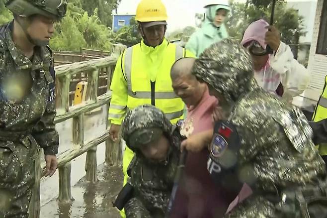 [화롄=AP/뉴시스] 제11호 태풍 ‘버들’이 13일 대만을 관통하면서 1명이 실종되고 112명이 다치는 등 인명 피해가 발생했다. 사진은 이날 대만 화롄에서 군인들이 태풍때문에 다친 주민을 이송하는 모습. 2025.08.14