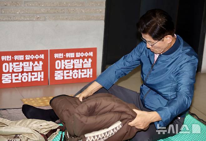 [서울=뉴시스] 김명년 기자 = 김문수 국민의힘 당대표 후보가 14일 오전 서울 여의도 국민의힘 중앙당사 로비에서 특검 압수수색 저지 무기한 농성 중 침낭을 정리하고 있다. 2025.08.14. kmn@newsis.com
