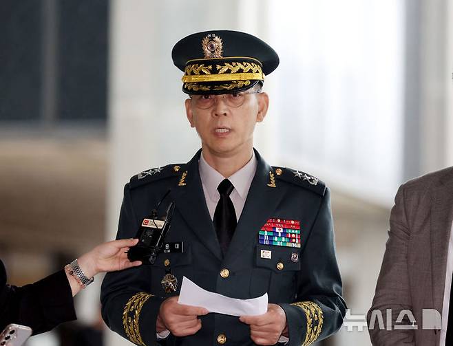 [서울=뉴시스] 김진아 기자 =12·3 비상계엄 관련 내란·외환 혐의를 수사하는 내란 특검이 14일 김용대 드론작전사령관을 재소환했다. 김 사령관이 지난달 17일 서울 서초구 서울고검에 마련된 조은석 내란 특검 사무실에  출석, 입장을 밝히고 있다. 2025.07.17. bluesoda@newsis.com