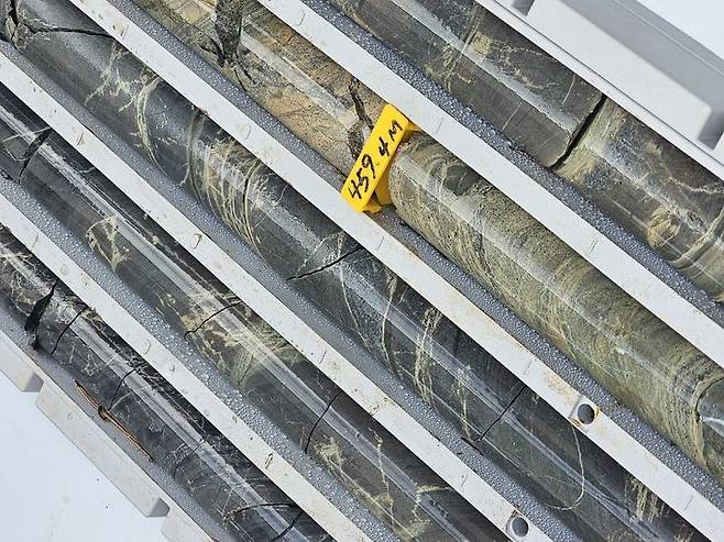 [태백=뉴시스] 여동준 기자 = 원자력환경공단이 연구용 지하연구시설(URL) 부지 건설을 위해 확인한 태백 부지 기반암 분포. 2025.08.14. yeod@newsis.com *재판매 및 DB 금지