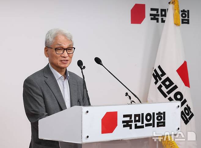 [서울=뉴시스] 김금보 기자  =  여상원 국민의힘 중앙윤리위원회 위원장이 14일 오후 서울 여의도 중앙당사에서 전한길 전 한국사 강사에 대한 '경고' 징계 조치에 대해 브리핑을 하고 있다. 2025.08.14. kgb@newsis.com