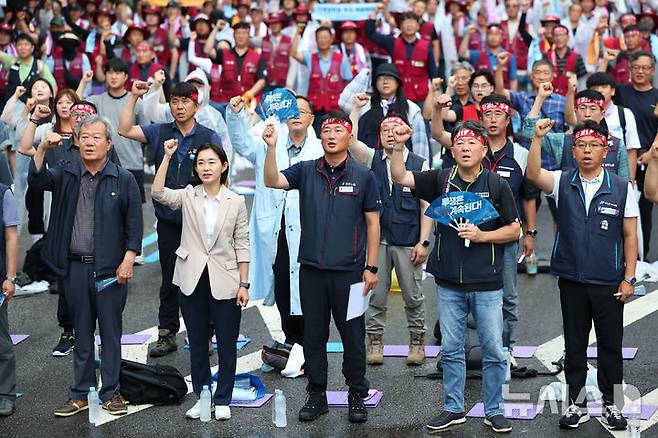 [서울=뉴시스] 최진석 기자 = 지난 7월 19일 서울 중구 을지로1가사거리에서 열린 광장의 힘으로 새로운 세상 쟁취! 2025 민주노총 총파업·총력투쟁 대행진에서 양경수 민주노총 위원장을 비롯한 참석자들이 구호를 외치고 있다. 2025.07.19. myjs@newsis.com