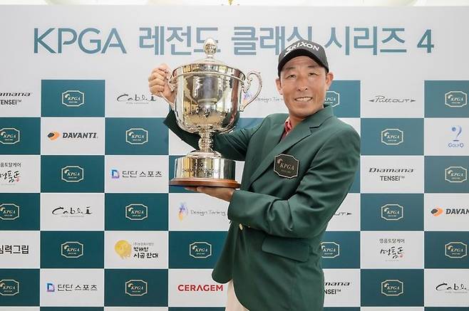 [서울=뉴시스] 현필식(54)이 14일 전북 고창의 고창CC 비치 블루 코스(파72)에서 열린 한국프로골프(KPGA) 챔피언스투어 레전드 클래식4에서 우승을 차지했다. (사진=KPGA 제공) 2025.08.14. *재판매 및 DB 금지
