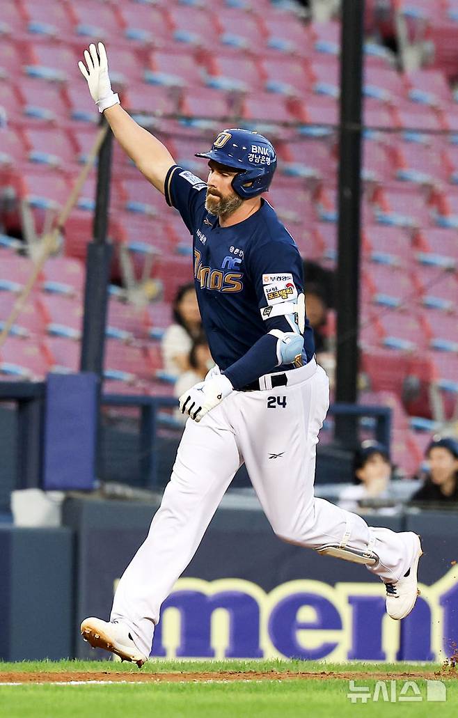 [서울=뉴시스] 김선웅 기자 = 14일 서울 송파구 잠실야구장에서 열린 2025 프로야구 NC 다이노스 vs 두산 베어스 경기, 3회초 1사 주자없는 상황 NC 4번타자 데이비슨이 좌월 홈런을 때린 뒤 홈인하고 있다. 2025.08.14. mangusta@newsis.com