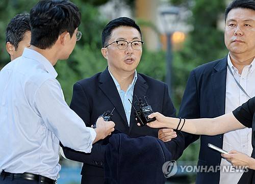 특검에 인치되는 김예성 (서울=연합뉴스) 서명곤 기자 = 김건희 여사 일가의 '집사'로 지목된 김예성 씨가 지난 12일 귀국 직후 인천국제공항에서 체포돼 서울 종로구 김건희특검 사무실에 인치되며 취재진의 질문을 받고 있다. 2025.8.12 seephoto@yna.co.kr