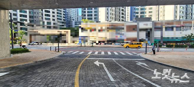 맞은편 아파트 단지 출입구에서 바라 본 A아파트 출입구와 상가건물 모습. 박창주 기자