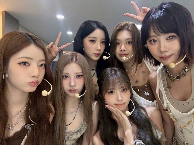 그룹 퍼플키스가 오는 31일 첫 영어 앨범 '아워 나우'를 발표한다. 퍼플키스 공식 트위터