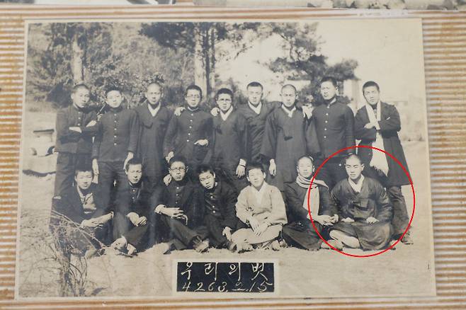 청주농고 재학생 시절 전충식 지사(빨간 원 안)와 친구들. 전명욱씨 제공