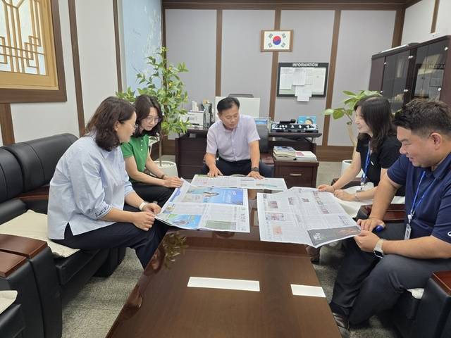 오흥선 강원 화천 간동농협 조합장(가운데)이 임직원과 함께 농민신문을 읽으며 경영 방향을 의논하고 있다.