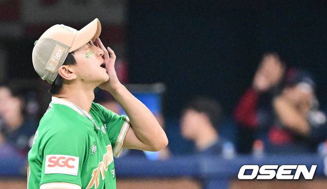 [OSEN=고척, 박준형 기자] 프로야구 롯데 자이언츠가 짜릿한 역전승으로 주말 3연전 1승 1패 균형을 맞췄다. 키움 히어로즈 김윤하는 16연패 탈출까지 아웃카운트 하나만 남겨뒀지만 팀이 충격적인 역전패를 당하고 말았다.롯데는 2일 서울 고척스카이돔에서 열린 ‘2025 신한은행 SOL Bank KBO리그’ 키움과의 경기에서 3-2 역전승을 거뒀다. 이날 승리로 주말 3연전 1승 1패 균형을 맞추는데 성공했다.&nbsp;9회초 롯데 전준우에게 동점타를 허용한 키움 주승우 투수가 아쉬워하고 있다. 2025.08.02 / soul1014@osen.co.kr